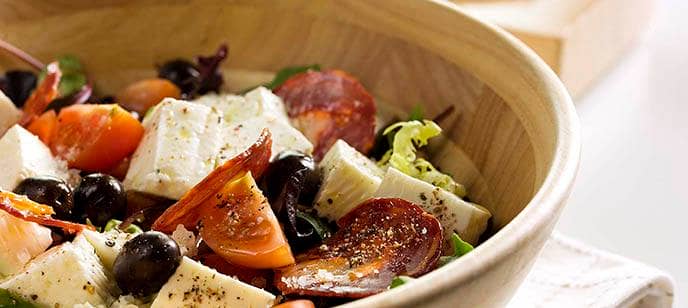 Salada de alface, tomate, queijo fresco, azeitonas e coentro