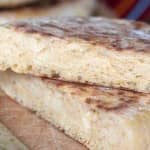 Aqui vai o Bolo do Caco, um pão de trigo típico da Ilha da Madeira, uma receita tradicional, simples e fácil de confeccionar, pois pode ser feita em qualquer frigideira, por não necessitar do calor intenso de um forno de pão.