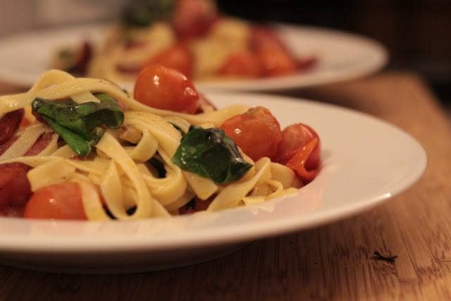 Fetucinni com Tomate e Manjericão