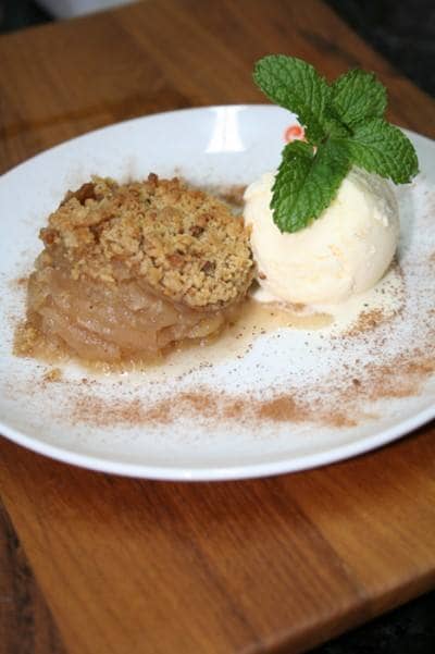 Que tal uma torta de maçã quentinha com sorvete de creme?