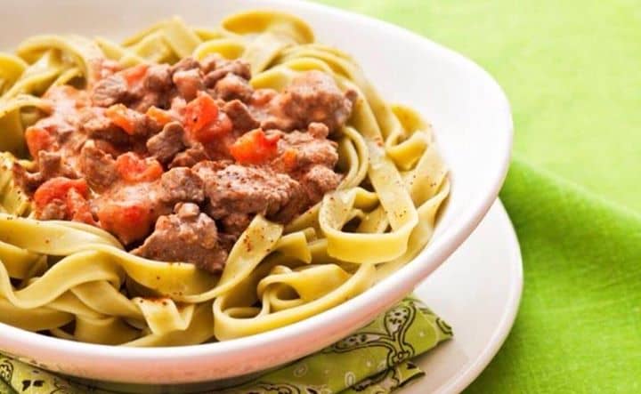 Talharim verde com molho de carne, iogurte e páprica