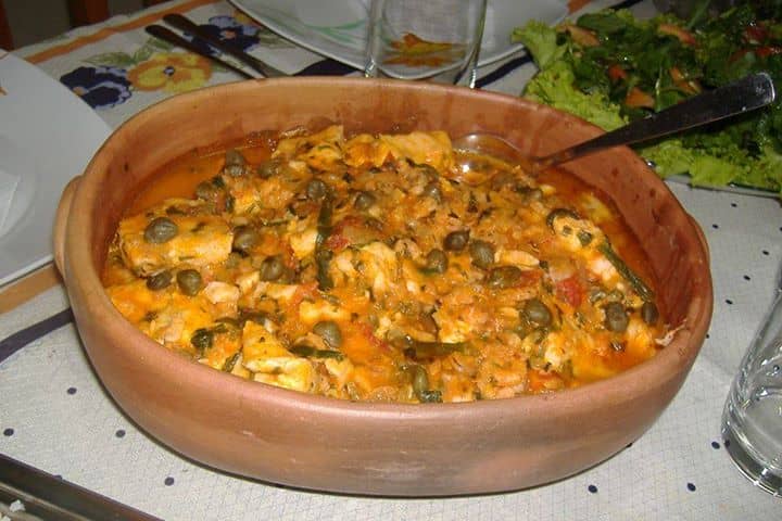 Peixe ao molho de camarão e alcaparras