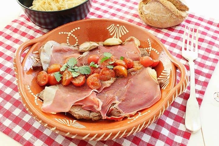 Bifes com Presunto em Redução de Moscatel