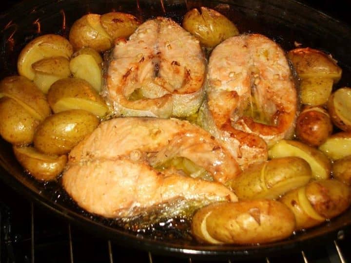 Para uma refeição rápida e saudável... Salmão no Forno com Batatinhas!