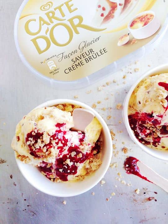 Copos de gelado brulé com molho de frutos vermelhos e crumble de aveia e coco