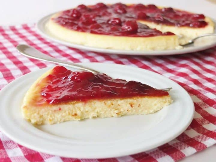 Uma mistura de bolo e torta, bem fácil de fazer... Iogurtecake com Compota de Cereja!