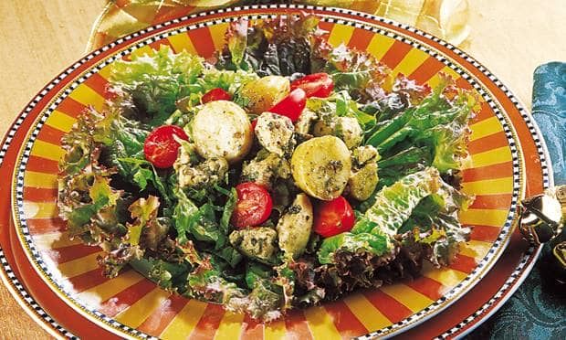 Salada de frango com batatas e pesto