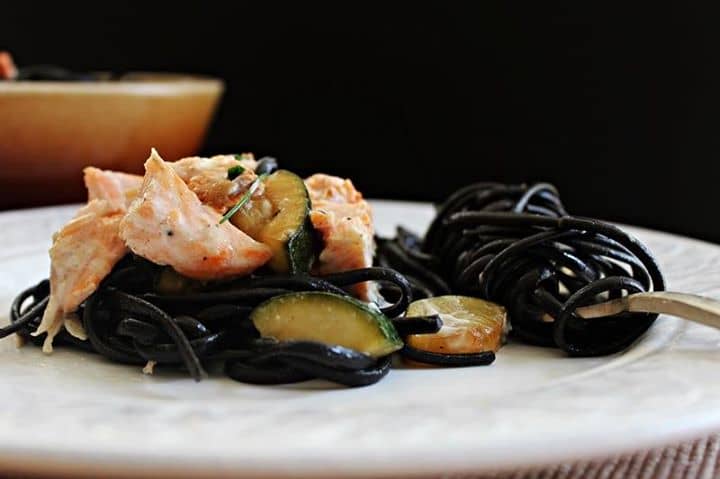 Linguine com Salmão e Courgette em Molho Caesar