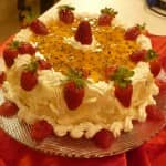 Bolo Trufado de Limão com Morangos, Chantilly e Suspiros