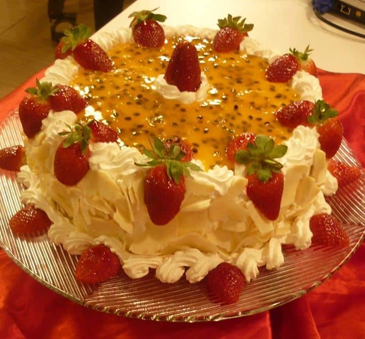 Bolo Trufado de Limão com Morangos, Chantilly e Suspiros