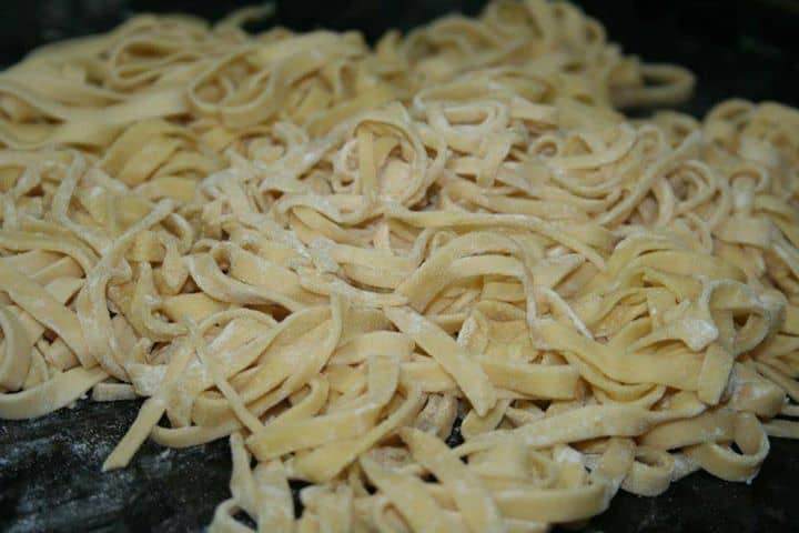 A pedidos: massa fresca. Caneta e papel na mão?