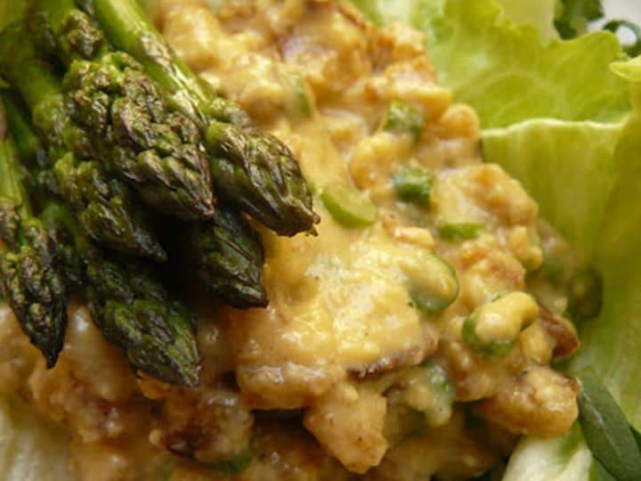 Ovos Mexidos Cremosos com Croutons e Aspargos