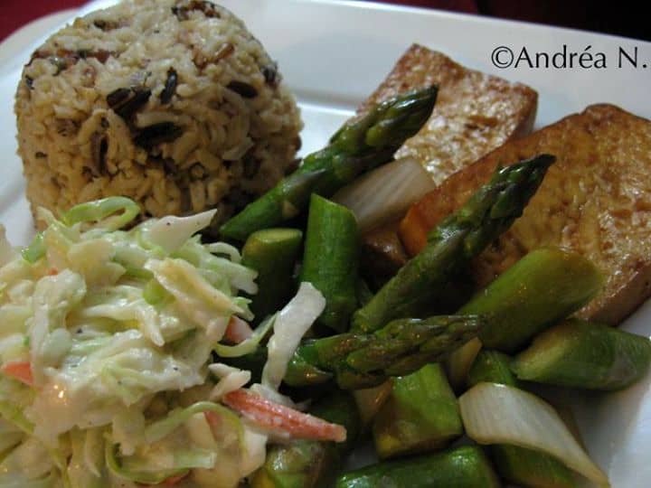 Tofu grelhado, aspargos salteados e coleslaw