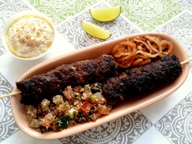 Kafta no palito (bolinho árabe/ libanês de carne moída com especiarias)
