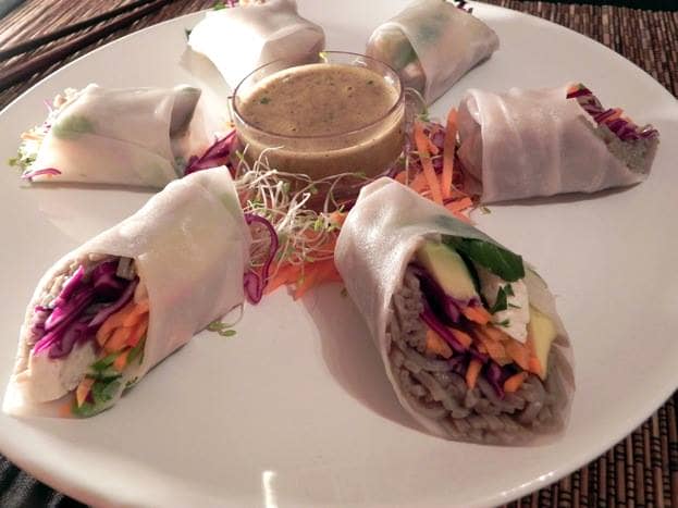 Rolinho primavera fresco com molho de amendoim picante