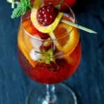 Sangria Rosé com frutos vermelhos e citrinos Sangria Rosé com frutos vermelhos e citrinos
