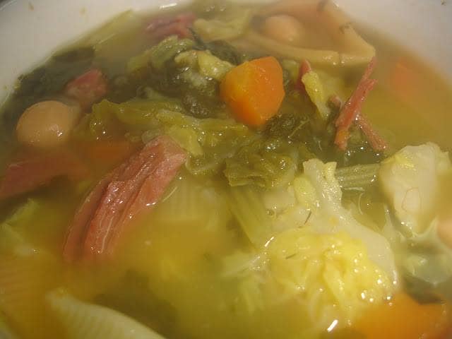 Sopa de Legumes com Pernil Fumado