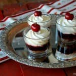 Taças de Cereja e creme de coco Taças de Cereja e creme de coco