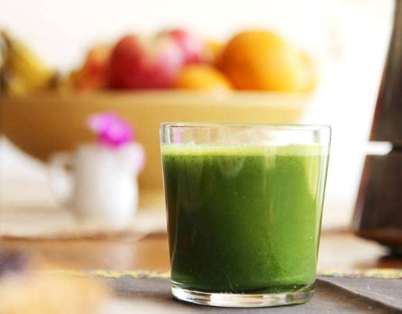 Sumo verde de tangerina com taioba e pepino