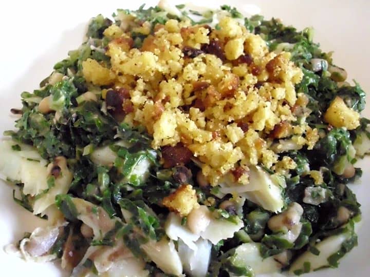 Bacalhau com couve, feijão-frade e broa