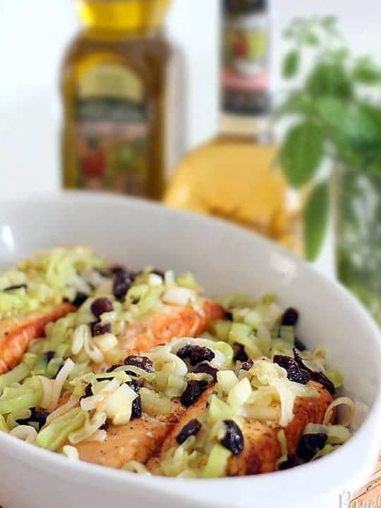 Salmão com Refogado de Alho Poró e Passas