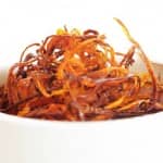 Fios de cenoura assada