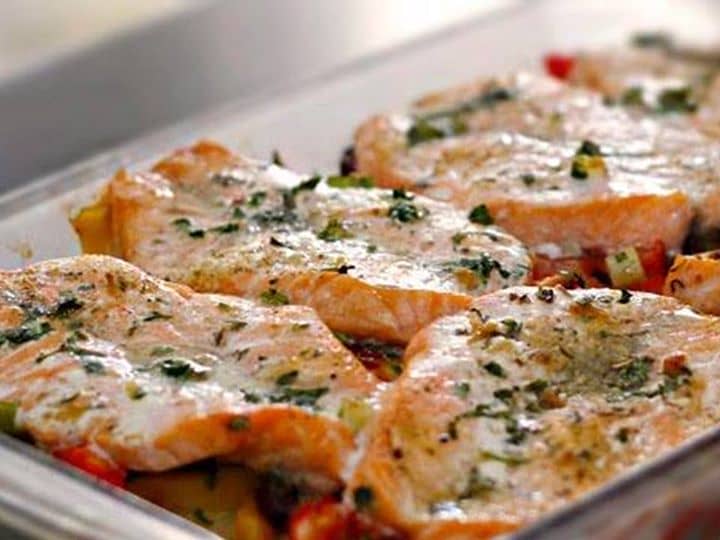 Salmão Assado com Vegetais ao Azeite