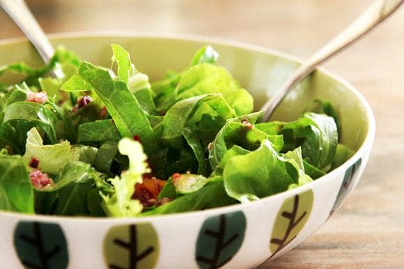 Salada de couve crua com manga e molho de limão