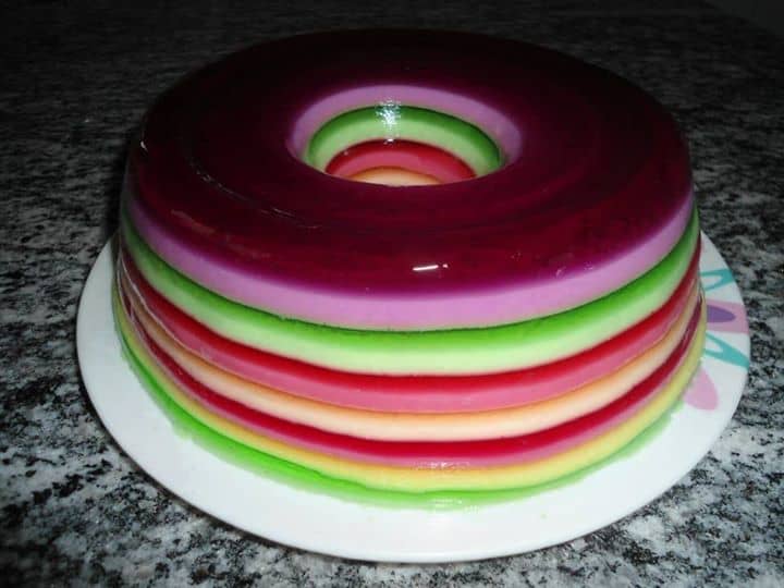 Gelatina colorida em camadas