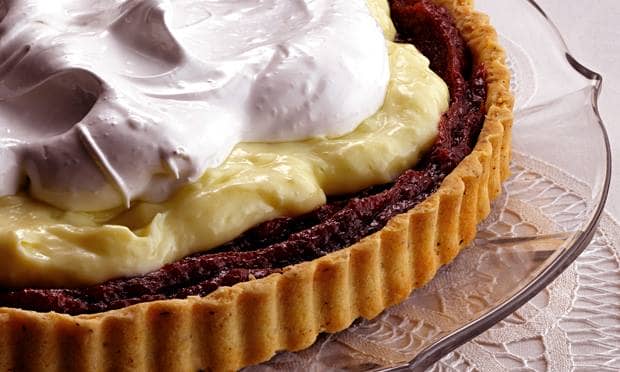 Torta de doce de banana com creme de baunilha e merengue