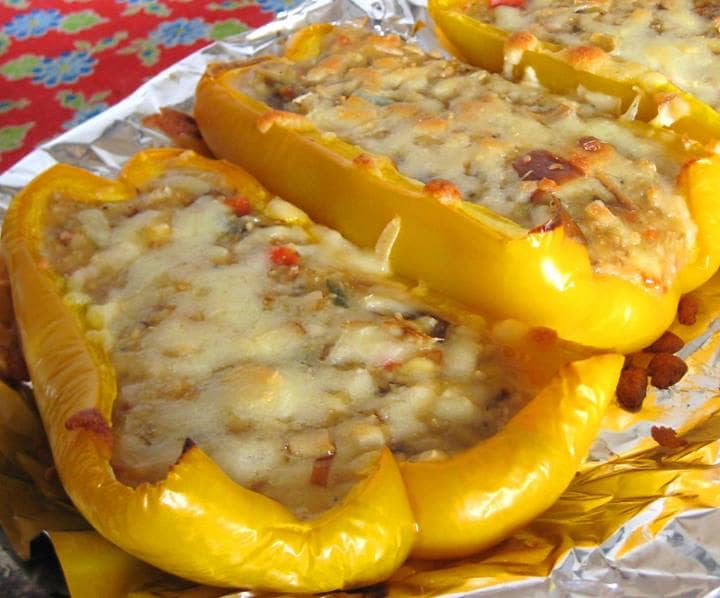 Pimentão recheado com cogumelos, castanha e molho de gorgonzola