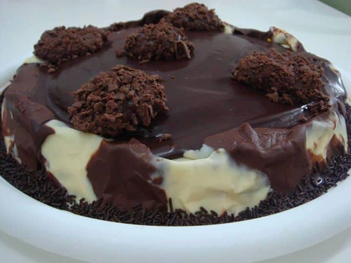 Bolo trufado de brigadeiro branco e preto