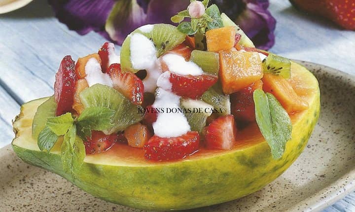 SALADA DE FRUTAS COM IOGURTE