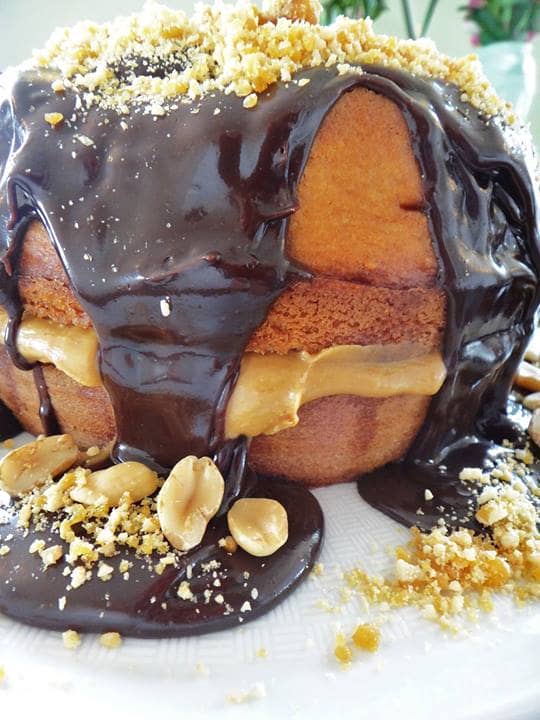 Bolo de amendoim recheado com peanut butter, cobertura de chocolate e praliné de amendoim