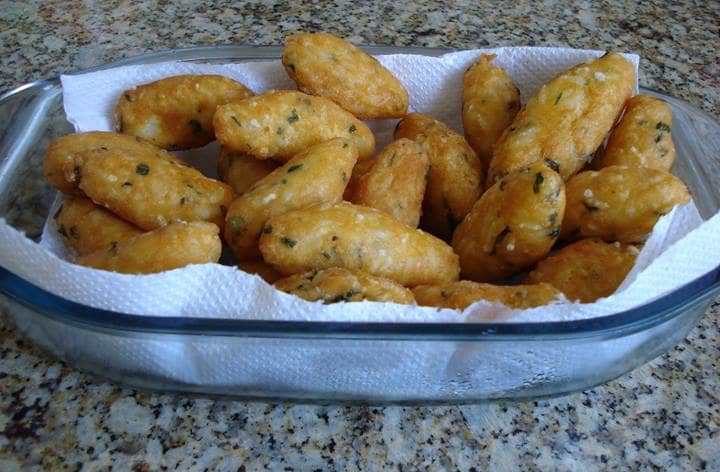 BOLINHO DE ARROZ E BATATA RECHEADO COM QUEIJO