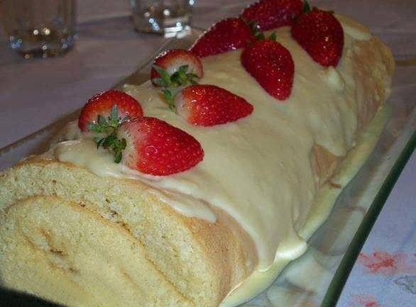 ROCAMBOLE DE MORANGO COM CHOCOLATE BRANCO