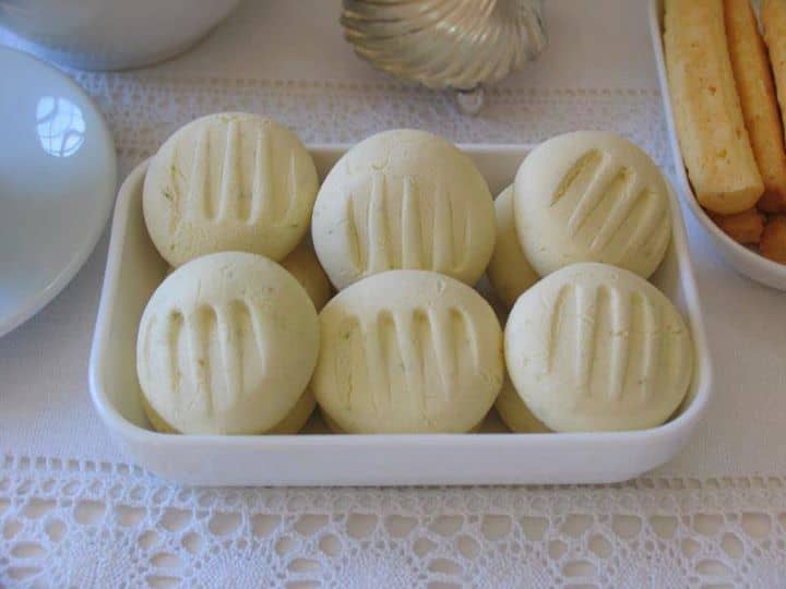 SEQUILHOS DE MAIZENA COM LEITE CONDENSADO