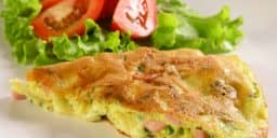 OMELETE ASSADO COM PRESUNTO, BATATA E ESPINAFRE