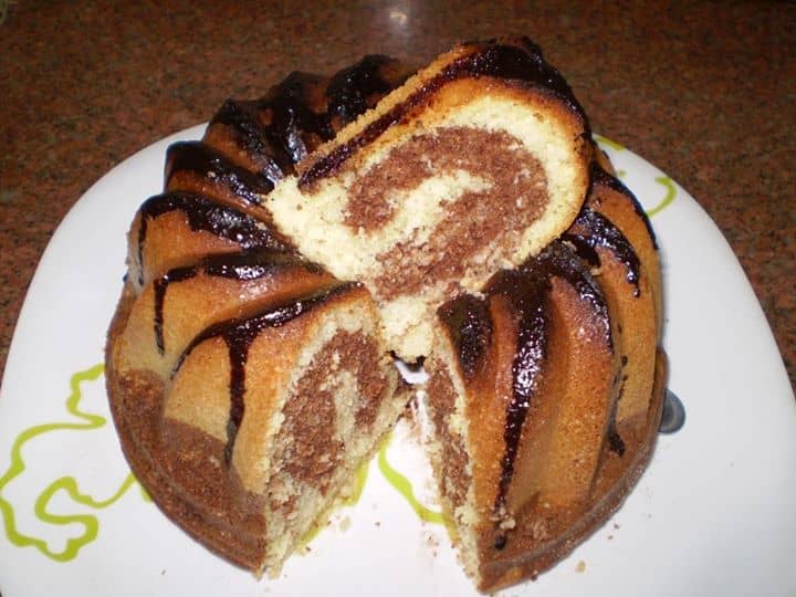 Bolo Mármore Com Coco e Leite de Coco