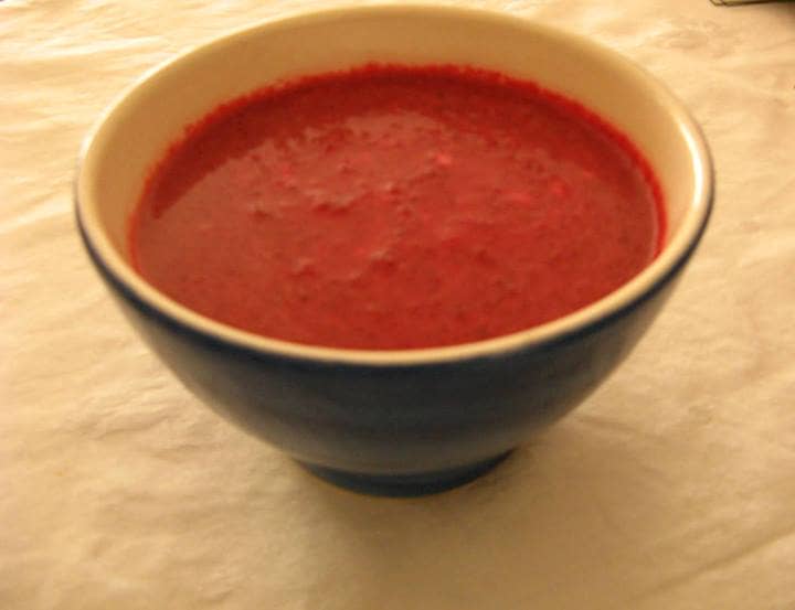 Sopa de beterraba e leite de coco