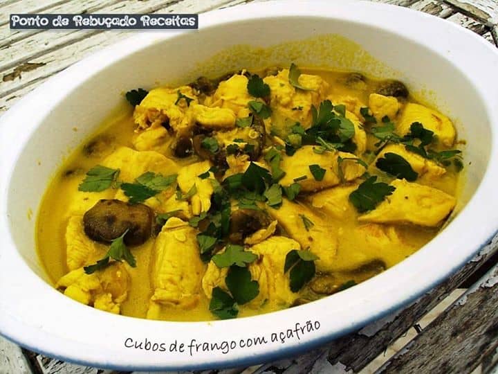 Cubos de frango com açafrão