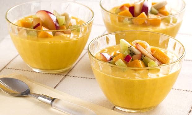 Gelado de manga e coco com salada de frutas