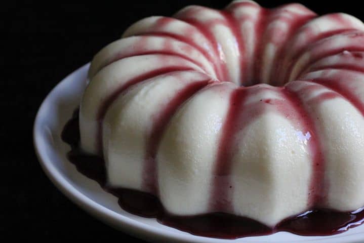 Manjar Branco com Calda de Blueberries