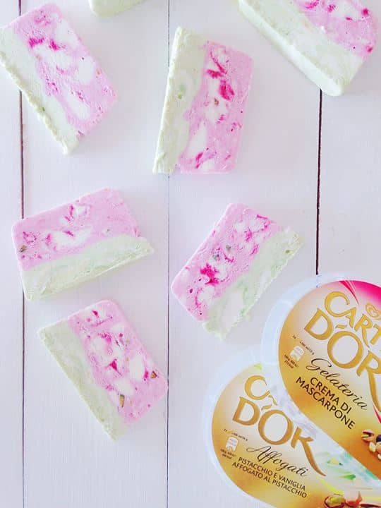 Semi-frio de pistáchio e molho de chocolate branco