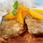 BIFES DE PORCO COM MOLHO DE CERVEJA E LARANJA