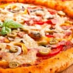 PIZZA COM MASSA DE PÃO DE QUEIJO