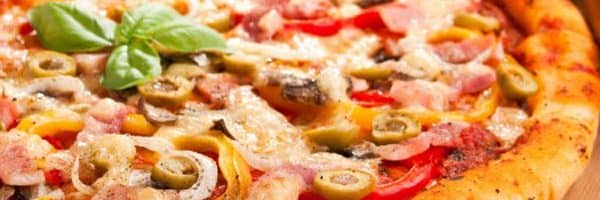 PIZZA COM MASSA DE PÃO DE QUEIJO