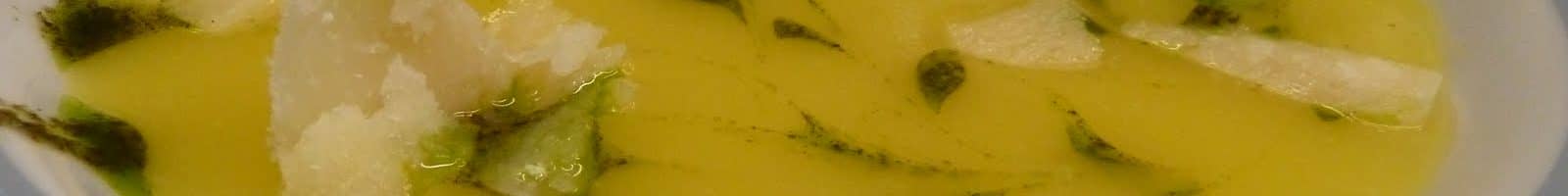 Sopa com azeite de manjericão