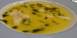 Sopa com azeite de manjericão