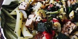 Tofu Fumado com Penne e Legumes